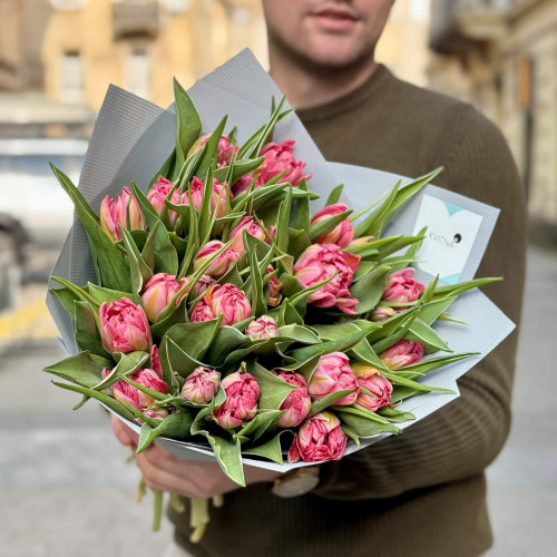 25 peony shaped tulips of Flash Point variety in a bouquet «Mottled Stars»