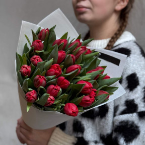 Пристрасний букет із піоновидних червоних тюльпанів «Танго весни»