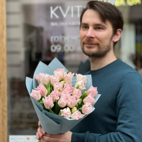 23 ніжні тюльпани у букеті «Полуничний коктейль»