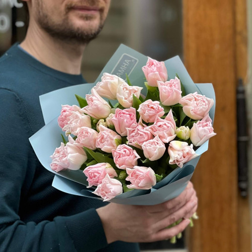 23 ніжні тюльпани у букеті «Полуничний коктейль»