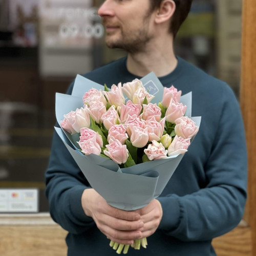 23 ніжні тюльпани у букеті «Полуничний коктейль»