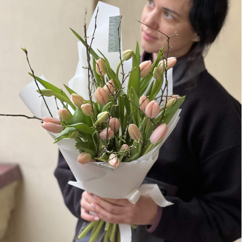 Interesting multi-level bouquet with Thijs Boots tulips «Gentle Touch»