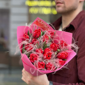 15 яскравих півонієвидних тюльпанів у букеті «Рубіни в тумані»