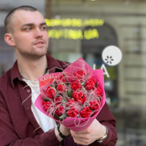 15 яскравих півонієвидних тюльпанів у букеті «Рубіни в тумані»