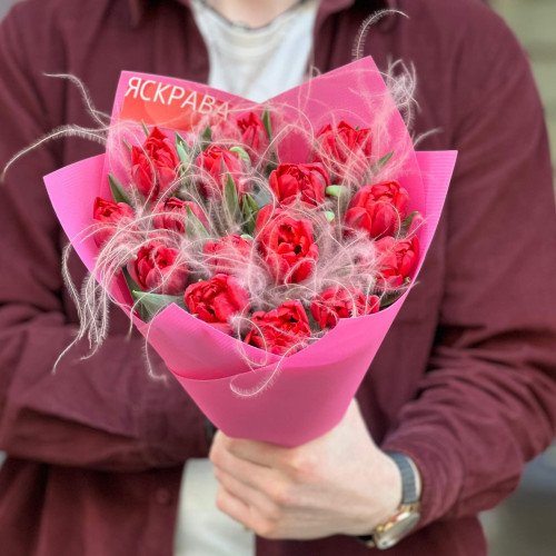 15 яскравих півонієвидних тюльпанів у букеті «Рубіни в тумані»