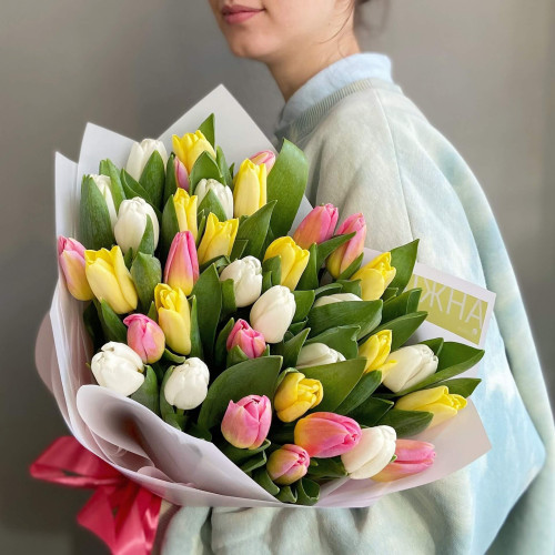 Весняний мікс з 35 різнобарвних тюльпанів