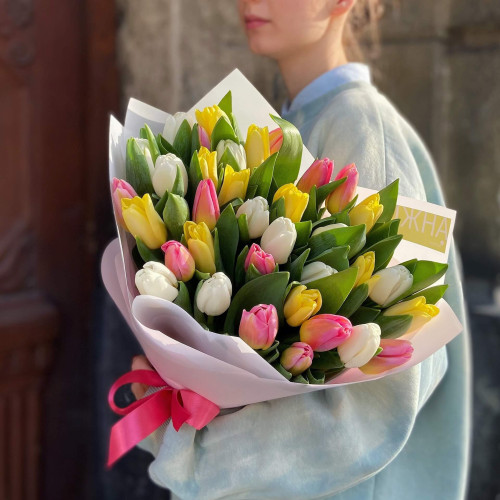Весняний мікс з 35 різнобарвних тюльпанів