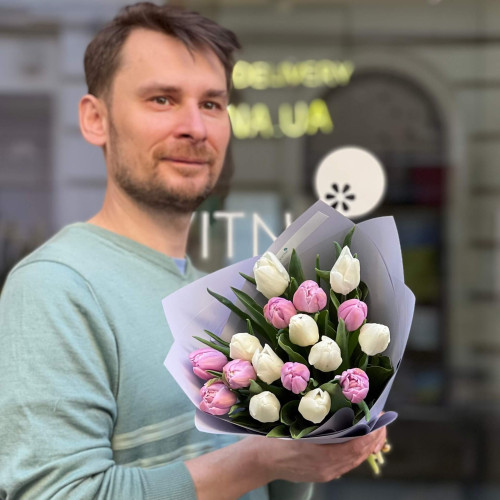 Мікс із 17 тюльпанів у букеті «Фіалкові льодяники»