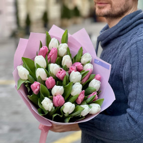 Двоколірний букет з тюльпанів «Весняний дует»