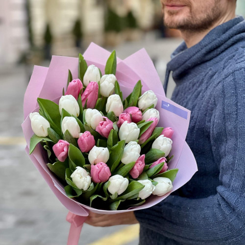 Двоколірний букет з тюльпанів «Весняний дует»
