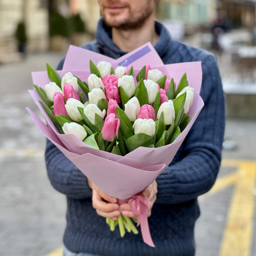 Двоколірний букет з тюльпанів «Весняний дует»