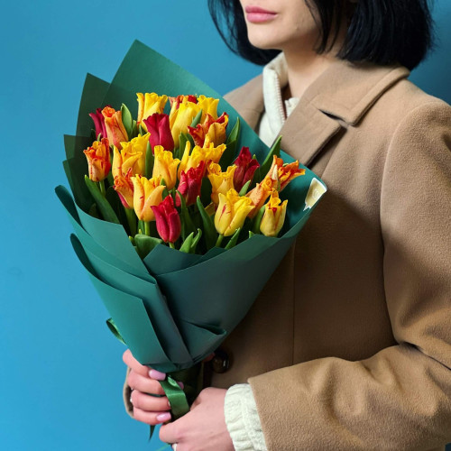25 жовто-гарячих тюльпанів