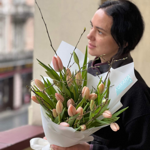 Interesting multi-level bouquet with Thijs Boots tulips «Gentle Touch»