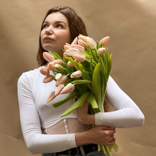 31 ексклюзивний лососевий тюльпан Тіз Бутс у букеті «Лагідний дотик»