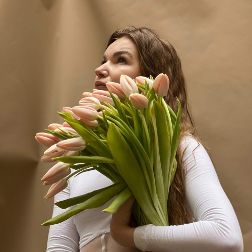 31 ексклюзивний лососевий тюльпан Тіз Бутс у букеті «Лагідний дотик»