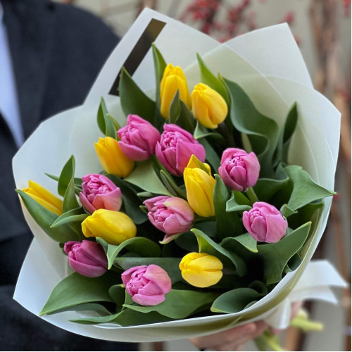 Яскравий мікс із 15 тюльпанів «Радісні краплинки»
