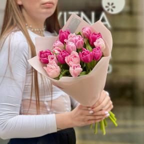 17 піоновидних тюльпанів у букеті «Ягідна весна»