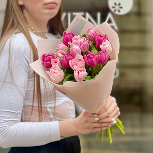 17 піоновидних тюльпанів у букеті «Ягідна весна»