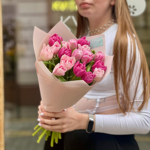 17 піоновидних тюльпанів у букеті «Ягідна весна»