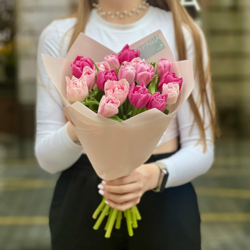 17 піоновидних тюльпанів у букеті «Ягідна весна»