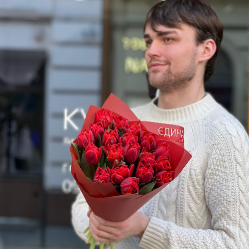 19 червоних півонієвидних тюльпанів у букеті «Пристрасне вітання»