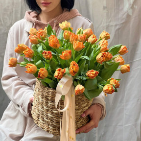 Кошик із 35 піоновидних тюльпанів «Бурштинові квіти»