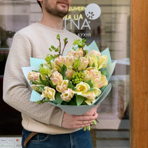 Хрустящий весенний букет из тюльпанов «Любовь Моне»