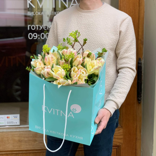 Хрумкий весняний букет з тюльпанів «Любов Моне»