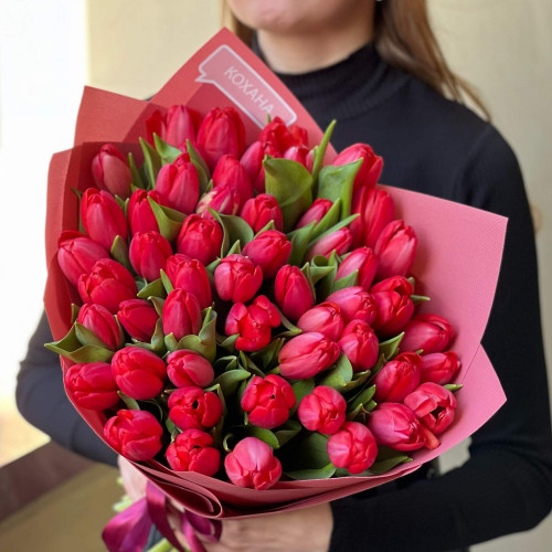 Соковитий букет з 51 червоного тюльпана «Солодкі поцілунки»