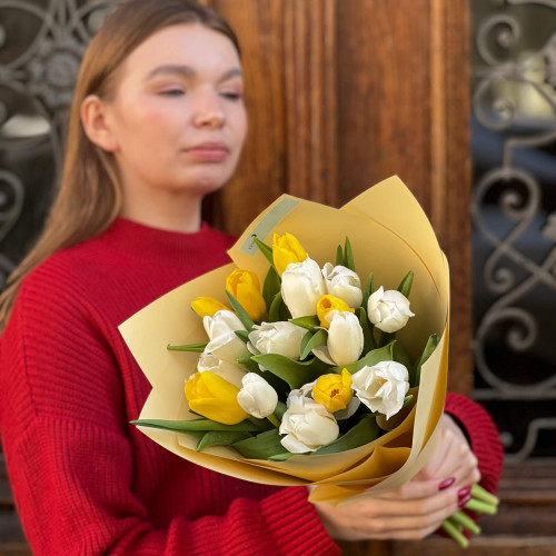 17 тюльпанів у букеті «Сонячна прохолода»