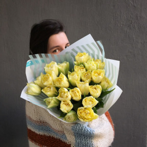 Букет з 25 жовтих піоновидних тюльпанів «Весняне сонце»