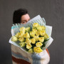 Букет з 25 жовтих піоновидних тюльпанів «Весняне сонце»