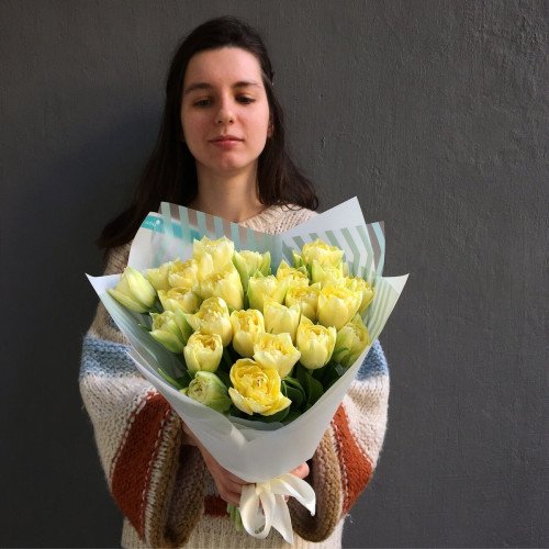 Букет з 25 жовтих піоновидних тюльпанів «Весняне сонце»