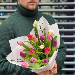15 тюльпанів у букеті «Кольоровенький тюльпан»