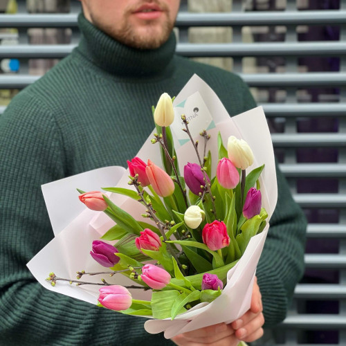 15 тюльпанів у букеті «Кольоровенький тюльпан»