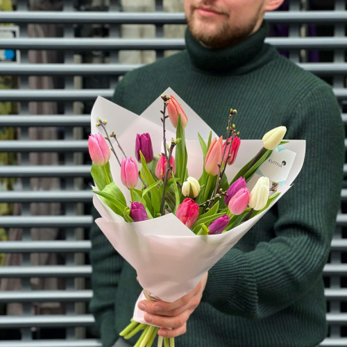 15 тюльпанів у букеті «Кольоровенький тюльпан»