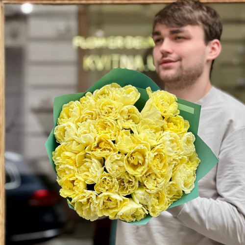 Сонячний букет із 37 піоновидних тюльпанів «Лимонне безе»