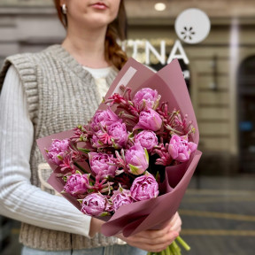 13 півонієвидних тюльпанів та екзотичний анігозантус у букеті «Рожевий кенгуру»