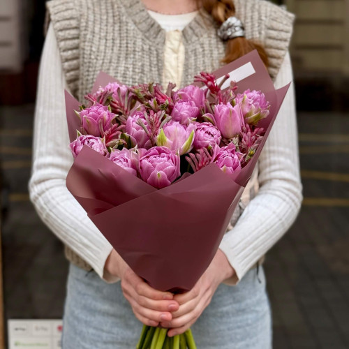 13 півонієвидних тюльпанів та екзотичний анігозантус у букеті «Рожевий кенгуру»