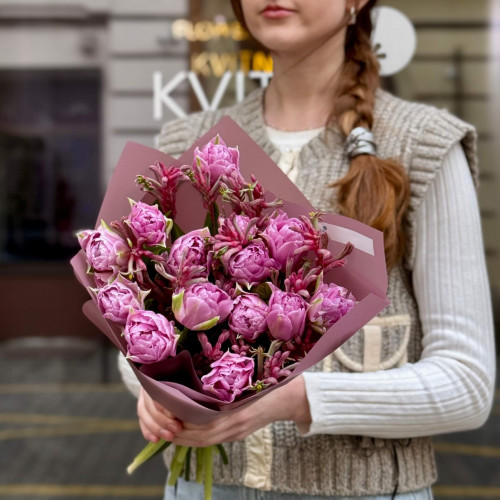 13 півонієвидних тюльпанів та екзотичний анігозантус у букеті «Рожевий кенгуру»