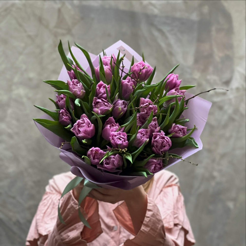 Класний букет із піоновидного тюльпана та квітучих гілочок «Бузкові пелюстки»