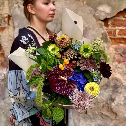 Цікавий букет з антуріумом «Зачарований сад»