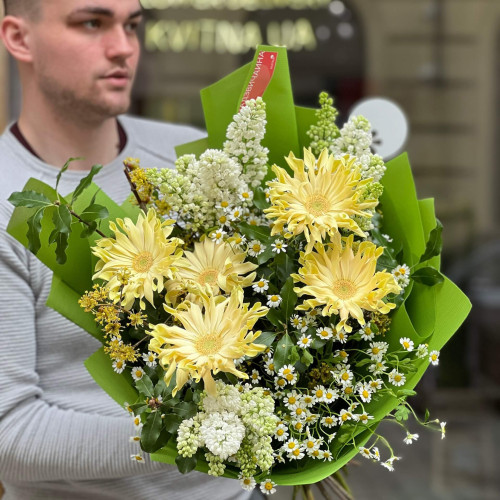 Весняний букет із гербер, танацетума і квітучих гілочок «Сонячний ліс»