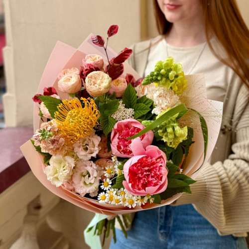 Атмосферний букет з леукоспермумом та півонією «Затишний кашемір»