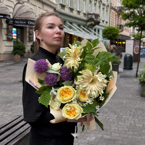 Теплий букет з піоновидною трояндою та алліумом «Сонячний світанок»