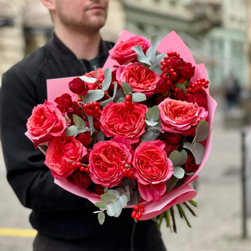 Яскравий букет з піоновидною трояндою Dark X-Pression «Червоненька ягідка»