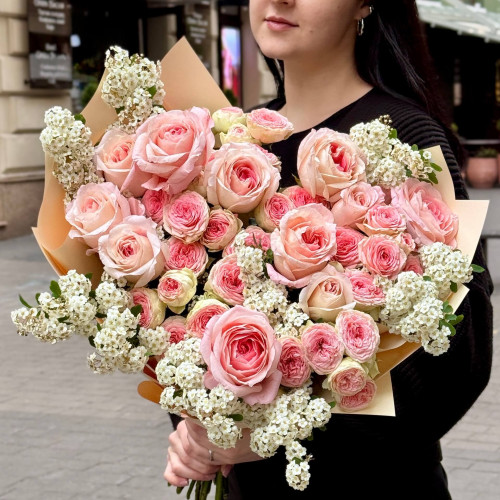 Розкішний букет з кущовою піоновидною трояндою «Матусина усмішка»