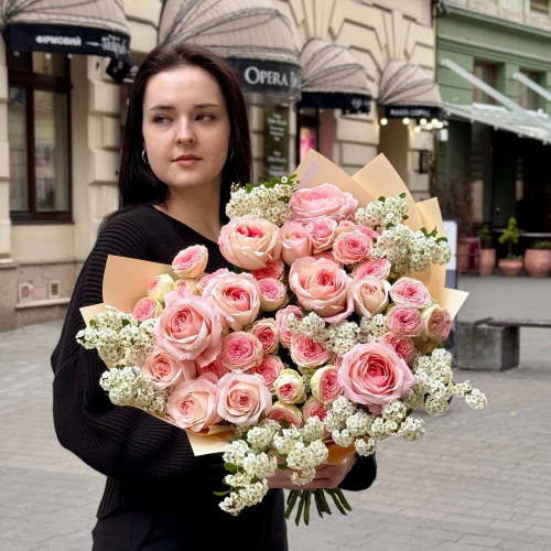 Розкішний букет з кущовою піоновидною трояндою «Матусина усмішка»