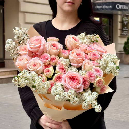 Розкішний букет з кущовою піоновидною трояндою «Матусина усмішка»