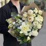 Світлий букет з лілією та півоніями «Чисте сяйво»